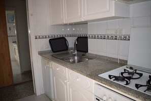 Een koelkast, een microgolfoven, een oven, een vaatwasser