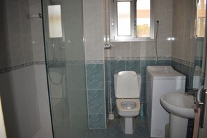 Een douche, handdoeken