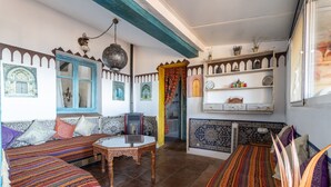 A traditional interior with a sofa set, a small table, and a decorative shelf. - Villa "madre tierra pool jacuzzi" with Mountain View, Pool, Whirlpool (Cómpeta)