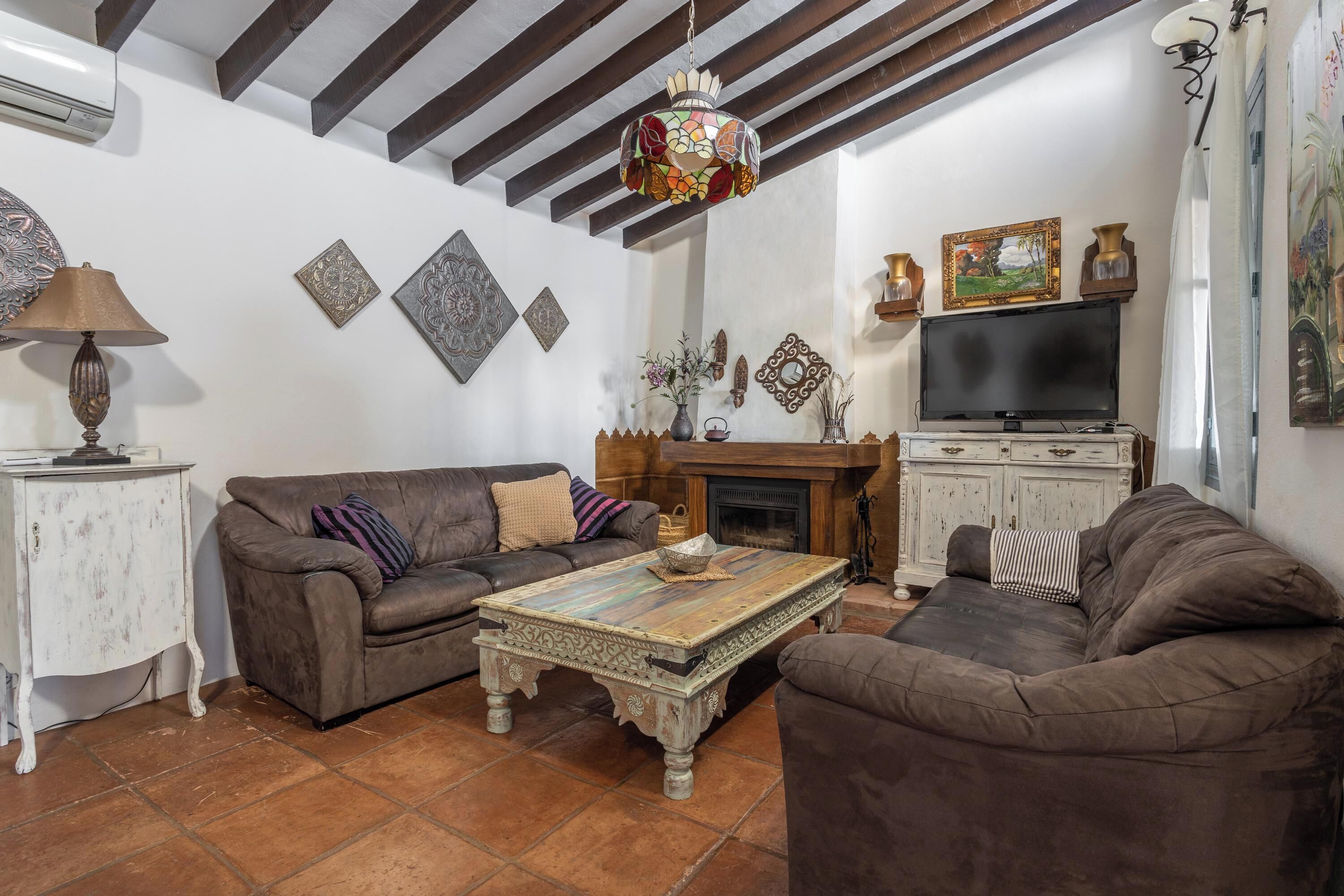 Een televisie en een open haard