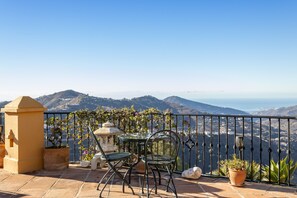 Outdoor dining - Villa "madre tierra pool jacuzzi" with Mountain View, Pool, Whirlpool (Cómpeta)