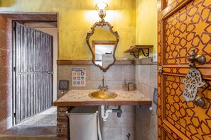 Bathtub, hair dryer, towels - Villa "madre tierra pool jacuzzi" with Mountain View, Pool, Whirlpool (Cómpeta)