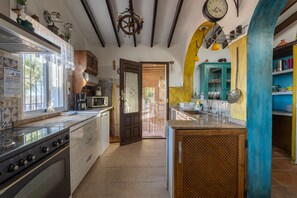 Fridge, microwave, oven, stovetop - Villa "madre tierra pool jacuzzi" with Mountain View, Pool, Whirlpool (Cómpeta)