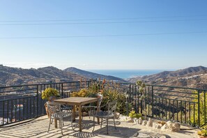 Outdoor dining - Apartment "Alma" with Mountain View, Pool, Whirlpool, Wi-Fi, A/C & Terrace (Cómpeta)