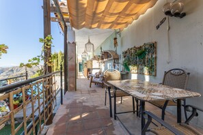 Outdoor dining - Apartment "Montaña Piscina vistas" with Mountain View, Pool, Whirlpool & Terrace (Cómpeta)