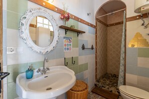 Shower, hair dryer, towels - Apartment "Montaña Piscina vistas" with Mountain View, Pool, Whirlpool & Terrace (Cómpeta)