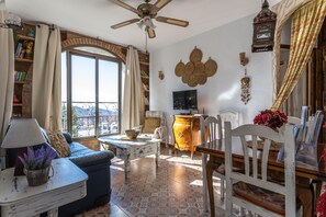 Living area - Apartment "Montaña Piscina vistas" with Mountain View, Pool, Whirlpool & Terrace (Cómpeta)