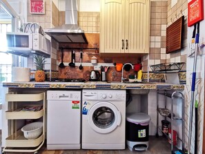 Fridge, microwave, oven, stovetop - Apartment "Reina" with Pool, Hot Tub, and Terrace (Cómpeta)