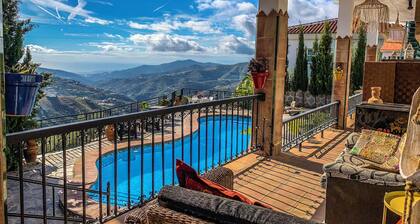 Apartment "Reina" with Mountain View, Pool, Jacuzzi, Wi-Fi, A/C & Terrace