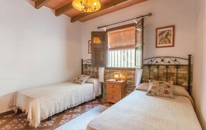 2 bedrooms, iron/ironing board, free WiFi, bed sheets