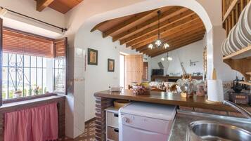 Een koelkast, een magnetron, een kookplaat, een vaatwasser