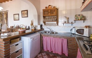 Frigorífico, microondas, placa de cocina y lavavajillas