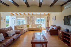 Televisión, reproductor de DVD y tenis de mesa 