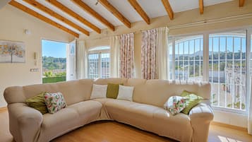 Een televisie, een dvd-speler en een tafeltennistafel