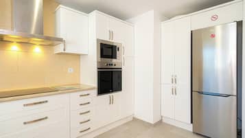 Frigorífico, microondas, horno y placa de cocina
