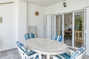 屋外ダイニングエリア