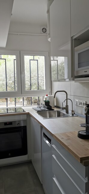 Kühlschrank, Mikrowelle, Herdplatte, Wasserkocher mit Kaffee-/Teezubehör