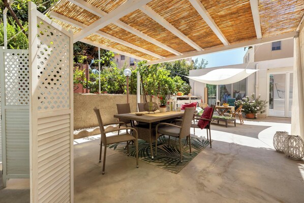 تناول الطعام بالخارج