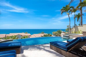 Utendørsbasseng og et oppvarmet basseng