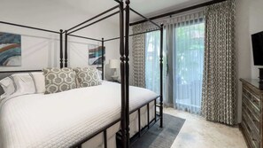 4 soverom, skrivebord, strykejern/-brett og reiseseng for barn