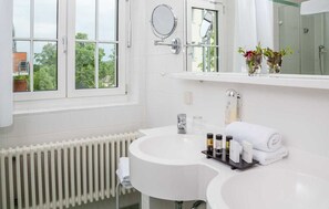 Shower, hair dryer, towels - Single room Standard - Hotel Amsee Object ID 132682 (Waren (Müritz))