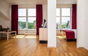 2 bedrooms, in-room safe, desk, WiFi