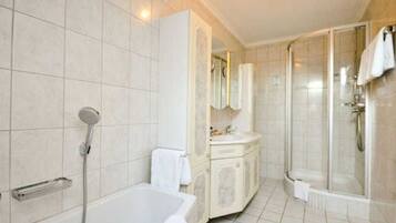 Dusche, Haartrockner, Handtücher