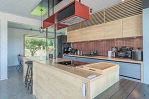 Kjøleskap, mikrobølgeovn, ovn og oppvaskmaskin