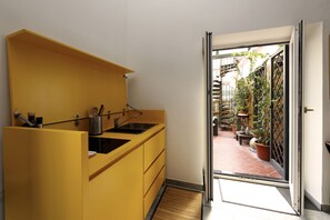 Kühlschrank, Herdplatte, Wasserkocher mit Kaffee-/Teezubehör