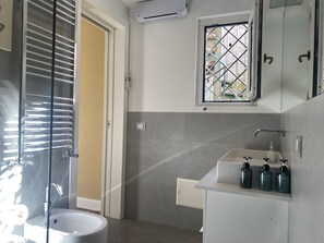 Duschwanne, Haartrockner, Bidet, Handtücher