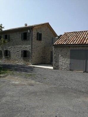 Exterior - Quiet house with pool (Les Vans)
