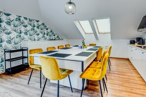 Appartement Deluxe | Cuisine privée | Réfrigérateur, cafetière/bouilloire, grille-pain