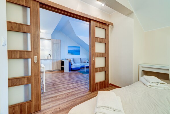 Superior-Apartment | Hochwertige Bettwaren, Bügeleisen/Bügelbrett, kostenloses WLAN