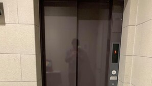 A modern elevator with a digital display, a control panel, and a reflective glass door. - Kicon Hotels Fuchsia (Nagoya)