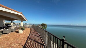 Unclassified image, 4 of 42, button