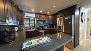 Réfrigérateur, four à micro-ondes, un four, surface de cuisson