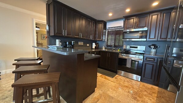 Refrigerador, microondas, horno y parrilla de estufa 