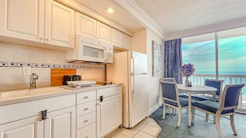 Réfrigérateur, micro-ondes, cafetière/bouilloire, grille-pain