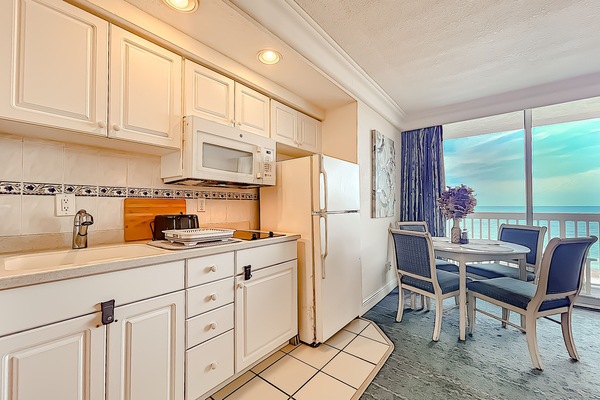 Frigorifero, microonde, macchina per tè/caffè, tostapane