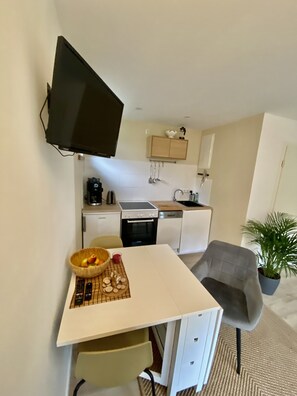 Frigorífico, horno, placa de cocina y lavavajillas