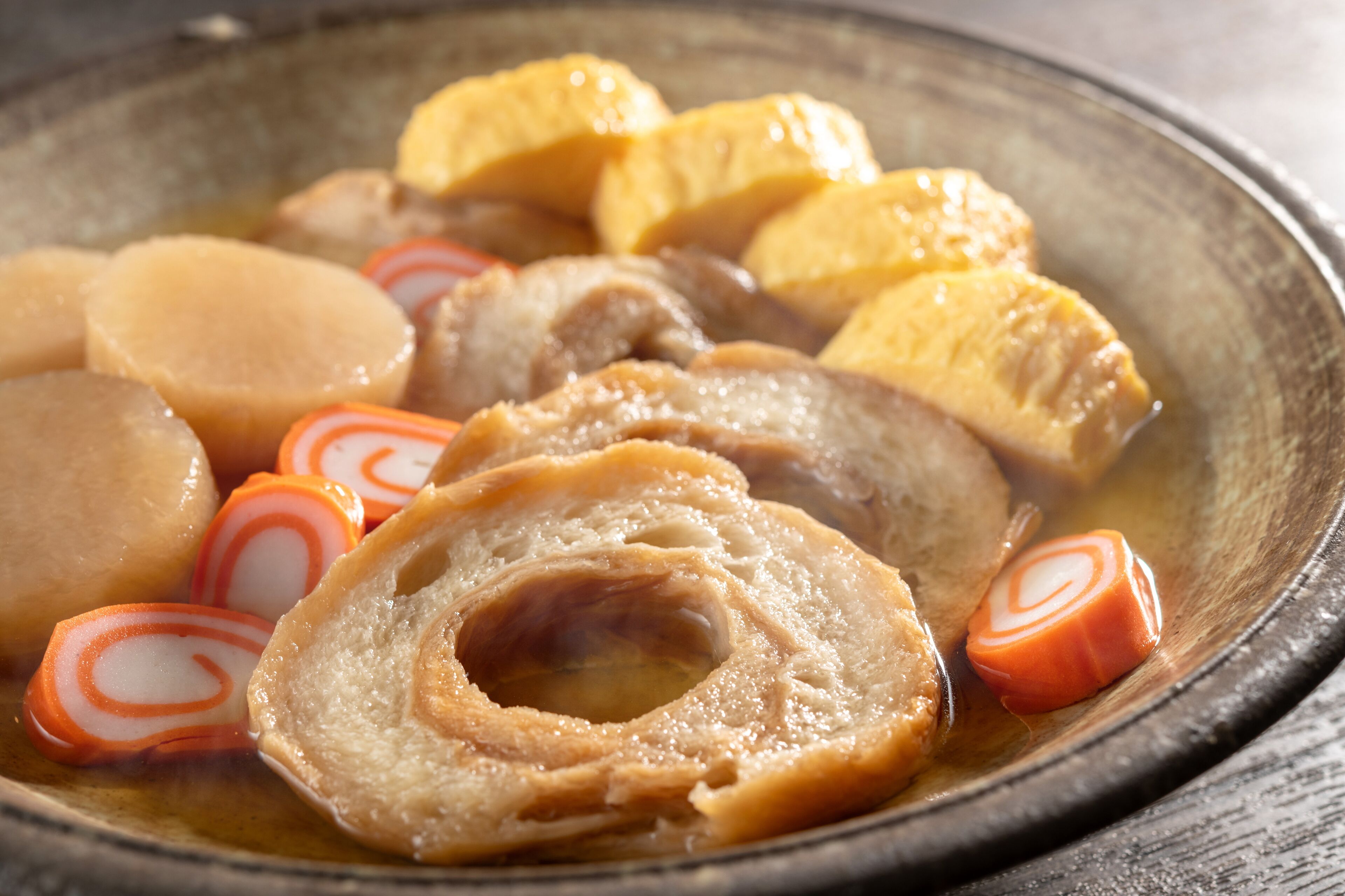 Un plato tradicional japonés con diversos ingredientes en un cuenco de cerámica.