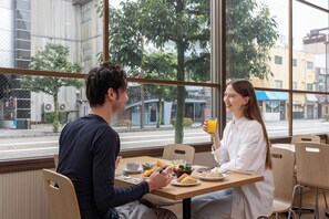 매일 뷔페 아침 식사(1인당 JPY 1650)