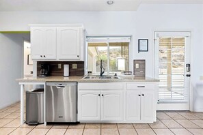 Refrigerador, parrilla de estufa, cafetera y tetera y tostadora