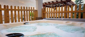 4BR Hilltop House - Hot Tub, Amazing View & Bocce