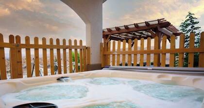 4BR Hilltop House - Hot Tub, Amazing View & Bocce