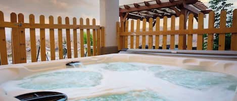 Banyera d'hidromassatge a l'aire lliure