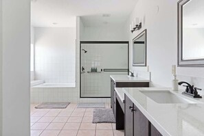 Een douche, een haardroger, shampoo