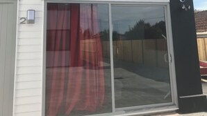 Un bâtiment à deux étages doté d’une grande porte-fenêtre coulissante et d’une enseigne portant le chiffre « 2 ».