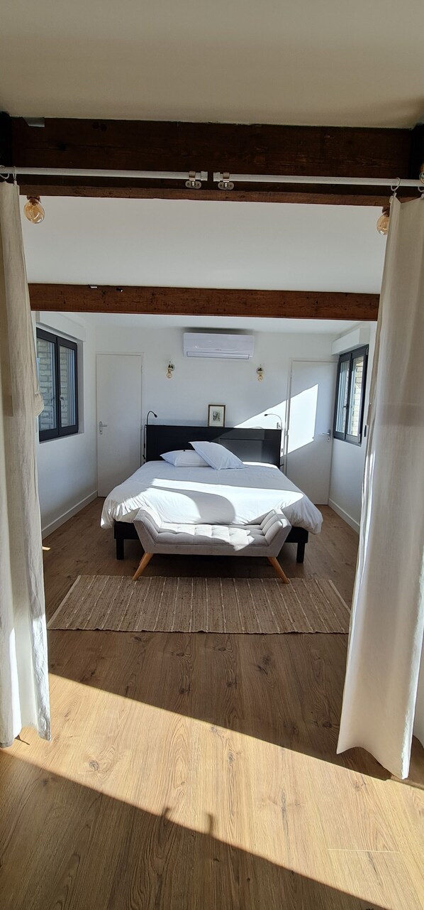 1 habitación, tabla de planchar con plancha y ropa de cama 