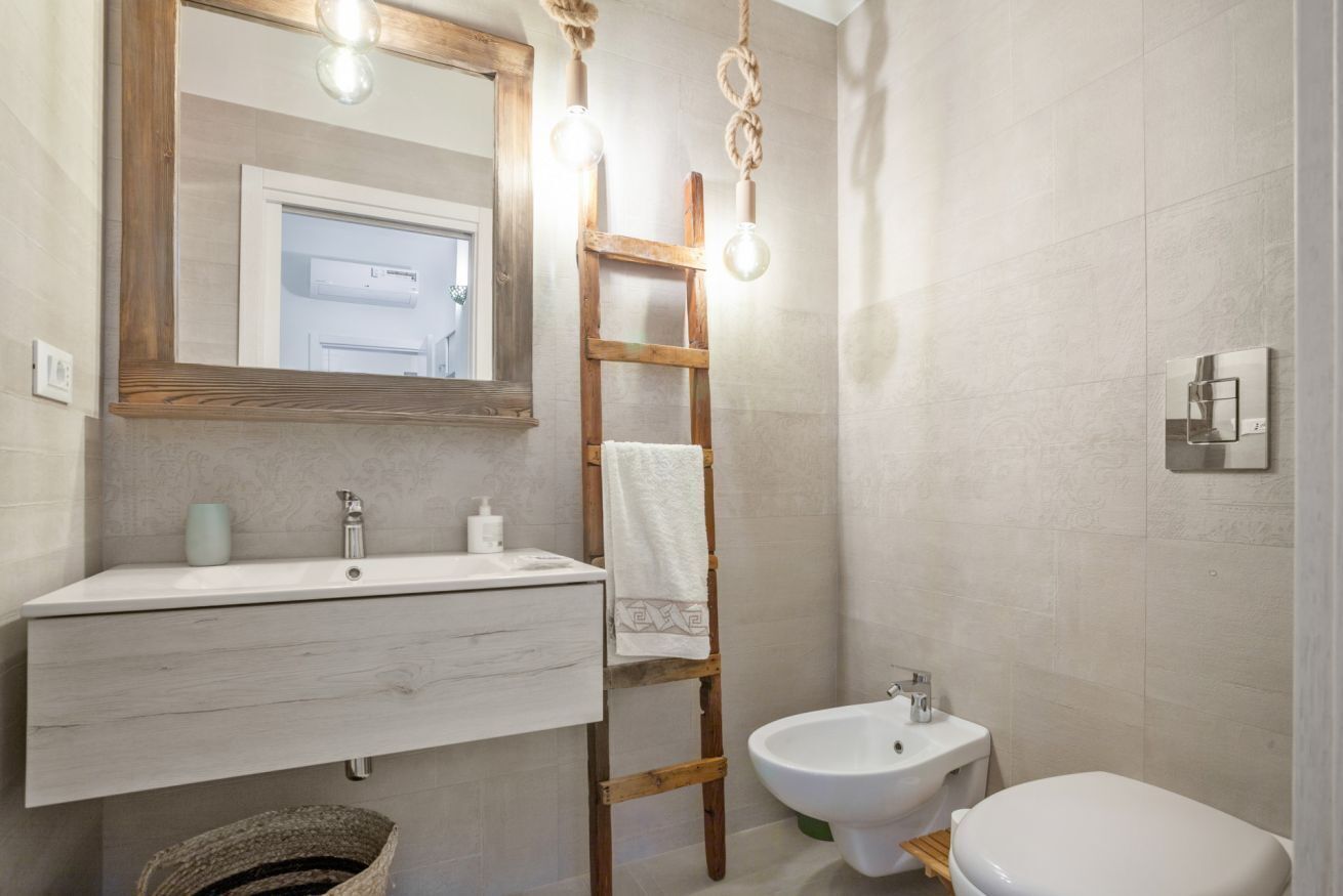 Dusche, Haartrockner, Bidet, Shampoo